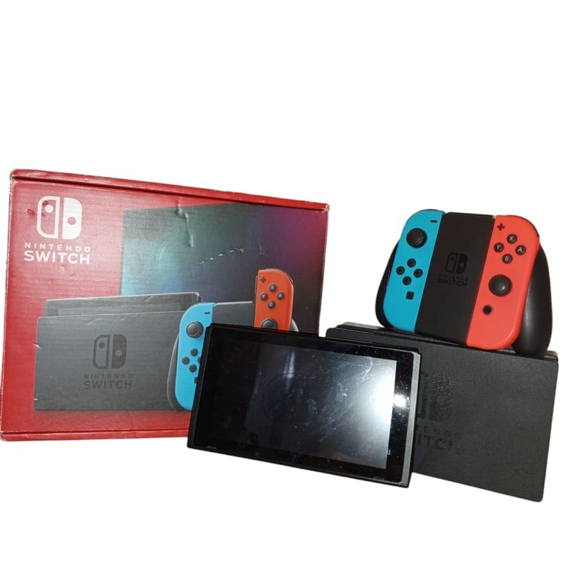 Pantalla: Tamaño: 6.2 pulgadas Tipo: LCD táctil capacitiva Resolución: 1280 x 720 píxeles Procesador: CPU/GPU: NVIDIA custom Tegra, que proporciona un rendimiento fluido para los juegos. Almacenamiento: Capacidad: 32 GB (de los cuales 6,2 GB están reservados para el sistema) Expansión: Ampliable mediante microSDHC/microSDXC hasta 2 TB. Modos de Juego: Portátil: Juega en cualquier lugar. Semiportátil: Usa el soporte para jugar en modo mesa. Modo TV: Conéctala a tu televisor para disfrutar en pantalla grande. Conectividad: WiFi: Para jugar en línea y descargar contenido. Bluetooth: Para conectar accesorios y controladores. Batería: Tipo: Batería de iones de litio de 4310 mAh. Duración: Aproximadamente entre 4,5 a 9 horas, dependiendo del juego. Controles: Joy-Con: Incluye dos controladores que se pueden usar juntos o separados para juegos multijugador.