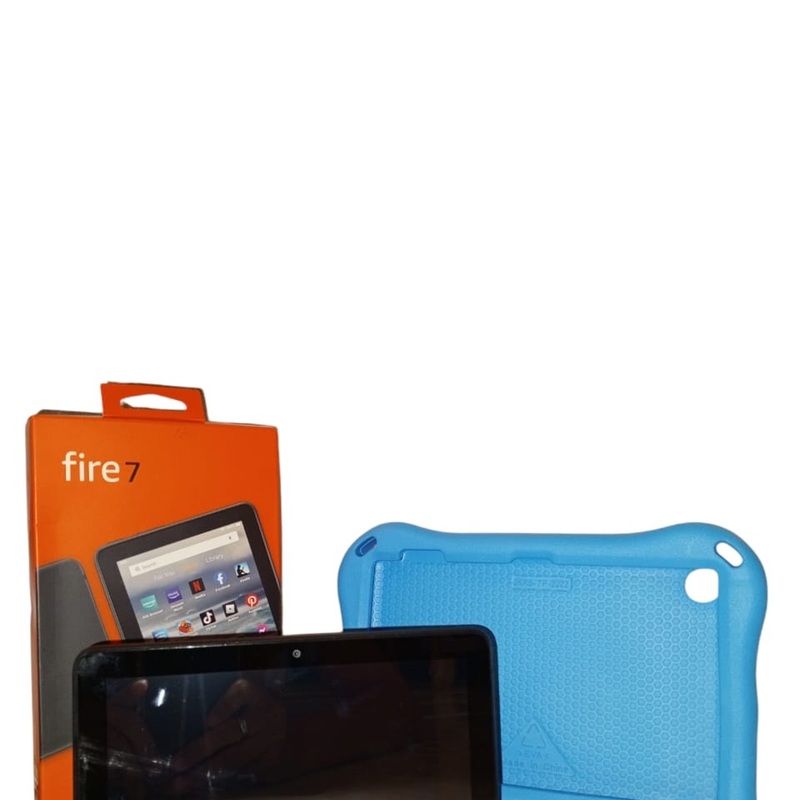 SubtítuloPantalla: Tamaño: 7 pulgadas Tipo: IPS con resolución de 1024 x 600 píxeles (171 ppi) Procesador: Modelo: Quad-core a 1.3 GHz Memoria y Almacenamiento: RAM: 2 GB Almacenamiento interno: Opciones de 16 GB o 32 GB (ampliable mediante microSD) Cámara: Cámara trasera: 2 MP Cámara frontal: 2 MP Batería: Capacidad: Hasta 10 horas de autonomía con una sola carga Carga: Cargador de 5 W incluido Sistema Operativo: Fire OS (basado en Android) Conectividad: WiFi Bluetooth Peso: Menos de 300 gramos, lo que la hace muy portátil y fácil de manejar con una sola mano.